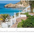 "Cala Tarida" und "CASARES EDITION". Strand mit Palmen, blauen Wasser und weißen Lampen entlang eines Weges.