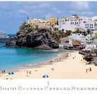 Text: Morro Jable, 1-31, Casares Edition. 

Ein Küstendorf mit weißen Häusern auf einem Hügel über einem hellen Sandstrand und türkisfarbenem Wasser.