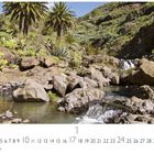 "Gebirgsbach" steht unten links. Kalender mit Zahlen 1 bis 31 darunter. 

Im Bild: Ein Bach fließt durch felsige Landschaft mit Palmen und Kakteen.