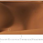 Zahlenreihe 1-31, "1" hervorgehoben; "CASARES EDITION". Eine Person wandert allein durch große Sanddünen.