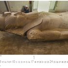 "Koloss Ramses II in Memphis" zeigt eine riesige liegende Statue auf einem Steinboden, eine Person ist im Hintergrund.