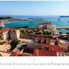 "Split" und "CASARES EDITION". Küstenstadt mit Hafen, historischen Gebäuden, blauen Meer und Schiffen im Hintergrund.
