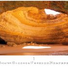 Höhle am Benagil Beach. Kalender mit Tagen 1 bis 31. Sandstrand in einer großen Höhle mit offenem Himmel.