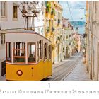 "Historische Strassenbahn" zeigt eine gelbe Straßenbahn in einer historischen, steilen Stadtstraße mit bunten Gebäuden.