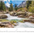 "Wasserfall bei Restonica". Ein klarer Bergfluss strömt über Felsen, umgeben von Nadelbäumen und schneebedeckten Gipfeln.