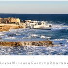 La Fortizza, Sliema. Küstenlandschaft mit altem Gebäude am stürmischen Meer, ein Kalenderblatt im Vordergrund.
