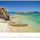 "1. Casares Edition. Blaue Lagune am Vai Beach. Kalendarium darunter. Sandstrand, felsige Küste, türkisblaues Wasser."