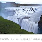 "Island, Gullfosswasserfall" und "CASARES EDITION". Ein mächtiger Wasserfall fließt durch eine grüne Landschaft.