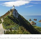 Text: "Leuchtturm am Nugget Point, Neuseeland". Ein Weg führt zu einem Leuchtturm auf einem grünen Hügel, im Hintergrund Ozean.