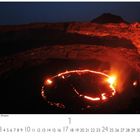 "Lavasee am Vulkan Erta Ale, Äthiopien" steht unten. Glühende Lava in dunklem Krater, umgeben von dunkler Landschaft.