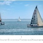 Zahlen von 1 bis 31, darunter "CASARES EDITION". Drei Segelboote im Wasser, eines mit orange-schwarzem Segel.