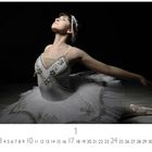 "CASARES EDITION. 1. Kalender mit Tänzerin in weißem Tutu, elegante Pose im rechten Profil auf dunklem Hintergrund."