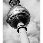 "Fernsehturm" zeigt einen berühmten Turm unter bewölktem Himmel. Darunter ein Kalendarium mit Daten des Monats Januar.
