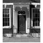 "Door in Westminster" und Kalenderansicht für Januar. Historische Eingangstür mit dekorativen Verzierungen in einem Gebäude.