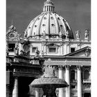 "Petersdom" steht unten links, darunter eine Kalenderansicht. Im Hintergrund Kuppel und Brunnen, schwarz-weiß Architektur.
