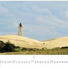 "Ryberg Leuchtturm", ein Leuchtturm auf sandiger Düne unter blauem Himmel, davor einige Büsche. Darunter Kalendarium.