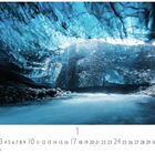 "Eishöhle" über einem Kalenderblatt mit Januar-Daten. Darunter strahlt eine blau leuchtende, majestätische Eishöhle.