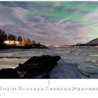 Kalender mit Zahlen 1-31, "CASARES EDITION". Eislandschaft, Nordlichter am Himmel, Bäume links, Berge rechts.