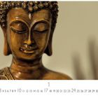 CASARES EDITION. Monatskalender mit Buddha-Statue, Fokus auf Gesicht und Schulter, ruhiger Ausdruck.
