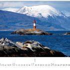 Text: "Beagle Canal in Patagonien". Ein Leuchtturm auf einer kleinen Insel, mit schneebedeckten Bergen im Hintergrund und Seehunden im Vordergrund.