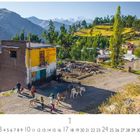 "Consultas Cel. 012894628, Jhomac" steht auf einem gelben Gebäude. Vordergrund: Personen mit Eseln, Hintergrund: Berglandschaft.