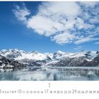 Glacier Bay National Park. Kalenderseite mit schneebedeckten Bergen, klarem Himmel und gefrorenem See.