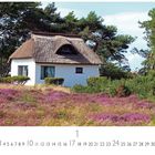 Hiddensee, Reetdachhaus. CASARES EDITION. Nummerierte Tage 1-31. Ein weißes Haus mit Reetdach inmitten von Bäumen und Heidekraut.