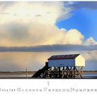 Text: "Spo Pfahlhaus", "Toiletten". Ein Gebäude auf Pfählen am Strand, dramatischer Himmel mit großen Wolken, Kalender unten.