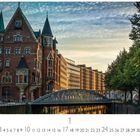 "Hamburg Speicherstadt." Kalenderseite mit einem Kanalmotiv, Backsteingebäude und Brücke bei Sonnenuntergang.