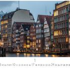 "Altstadt" und "CASARES EDITION". Zahlendeckblatt für Januar. Abendliche Stadtansicht mit historischen Gebäuden am Wasser.