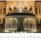 „Alte Oper“ ist oben links zu lesen. In der Mitte: ein beleuchteter Springbrunnen vor einem historischen Gebäude.