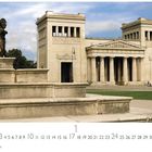 "Königsplatz" und Kalendertage. Klassische Architektur mit Säulen und Skulpturen im Vordergrund, weitläufiger Platz.