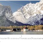 Königssee; Monatszahlen von 1 bis 31; Casares Edition. Schneeberge, See, Kirche mit roten Kuppeln am Ufer.