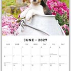"Juni 2027" in großen Buchstaben. Kalenderdarstellung. Beagle-Welpe schaut aus einem Metalleimer, umringt von Blumen.