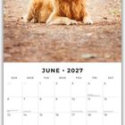 JUNI 2027. Kalenderblatt mit Foto eines glücklichen Golden Retrievers, der auf einem Waldweg liegt.
