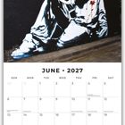 "June 2027" steht oben über einem Kalender. Eine Illustration zeigt eine sitzende, Kapuze tragende Figur mit rotem Fleck.
