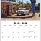 Ein Kalenderblatt für Juni 2027. Oben ein Schild: "Blue Swallow Motel". Darunter ein klassisches Auto.