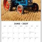 "Juni 2027"; Tage und Feiertage gelistet. Ein blauer Traktor steht auf einem goldenen Feld unter blauem Himmel.