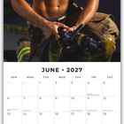 Juni 2027 Kalender. Oberkörper eines muskulösen Mannes, nackt, mit Feuerwehrhose und -gerät, schwitzend.