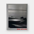 Text: "BIG ATLAS". Schwarz-Weiß-Foto: Einzige Figur auf futuristischer Architektur, umgeben von Wasser, ruhige Atmosphäre.