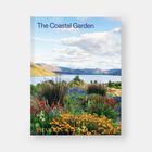 „The Coastal Garden“: Bunte Küstenlandschaft mit Blumen, Wasser im Hintergrund, blauer Himmel und Berge.