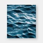 Auf blauem Hintergrund steht "MATHIEU LEHANNEUR". Die Oberfläche ähnelt reflektierendem Wasser.