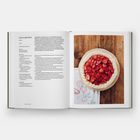 Titel "Jordgubbstårta". Links Rezepttext, rechts Erdbeertorte aus Vogelperspektive auf Holzuntergrund.