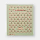 Buchcover: "WOHNEN IM JAPANISCHEN HAUS" von "KANAE HASEGAWA". Grüner Hintergrund mit roten Halbkreisen.
