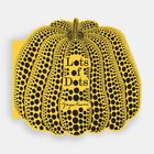 Text: "Lots of Dots" und "Yayoi Kusama". Gelber Kürbis mit schwarzen Punkten.