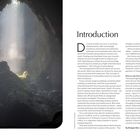 Ein Höhlenbild mit Lichtstrahlen; Text: "Introduction", über die Freude an ruhigen Orten, 180 Ziele weltweit.