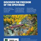 "Discover the Freedom of the Open Road" und drei Reiseempfehlungen. Logo oben, Herbstlandschaft mit Brücke unten.