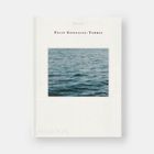 „Felix Gonzalez-Torres“ und „Spector“ oben auf einem Buchcover. Mittig ein Foto von ruhigem Wasser.