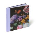 Text "FLOWERS". Buntes Blumenstillleben mit Schmetterling. Lila Buchrücken mit Text.
