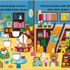 Die Texte beschreiben eine Buchhandlung voller Teddybären, Bücher und spielender Tiere in fröhlicher Atmosphäre.